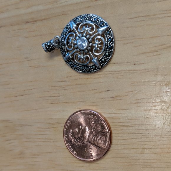 ❗️TAKING OFFERS❗️Dainty Sparkly Pendant - Picture 2 of 3